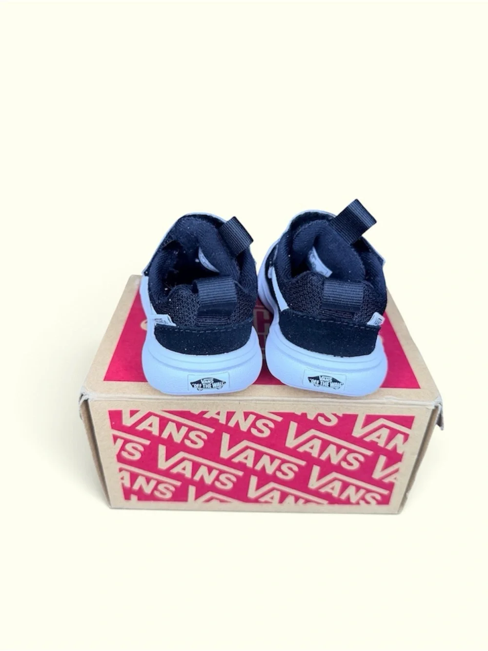 Vans UltraRange Athletic Sneaker Black And White (4)